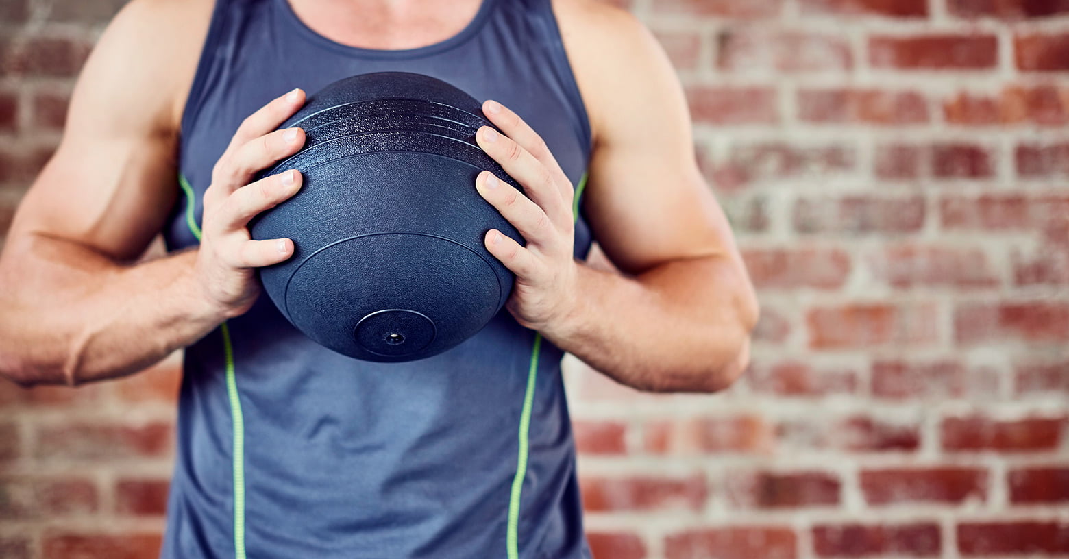 Sportive Faisant Des Exercices De Pompes Avec Ballon De Médecine