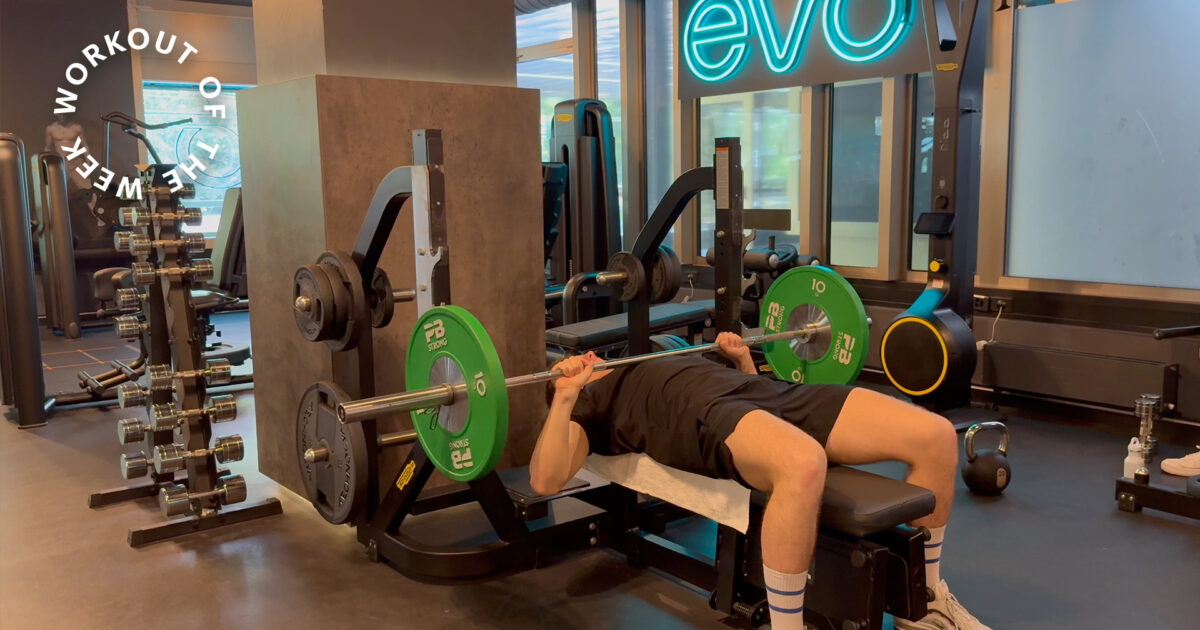 Workout de la semaine : 35 min de hybrid conditioning - Homme fait du développé couché avec barre dans une salle EVO moderne avec équipements de musculation
